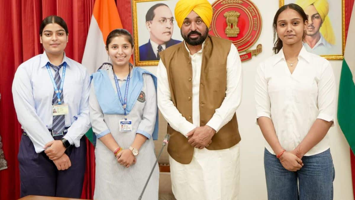 Punjab CM honours PSEB Class 12 toppers (Image Credit: X/@BhagwantMann)